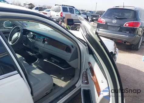 2001 Lincoln Town Car Executive z USA, uszkodzony, nr VIN 1LNHM81W41Y700546